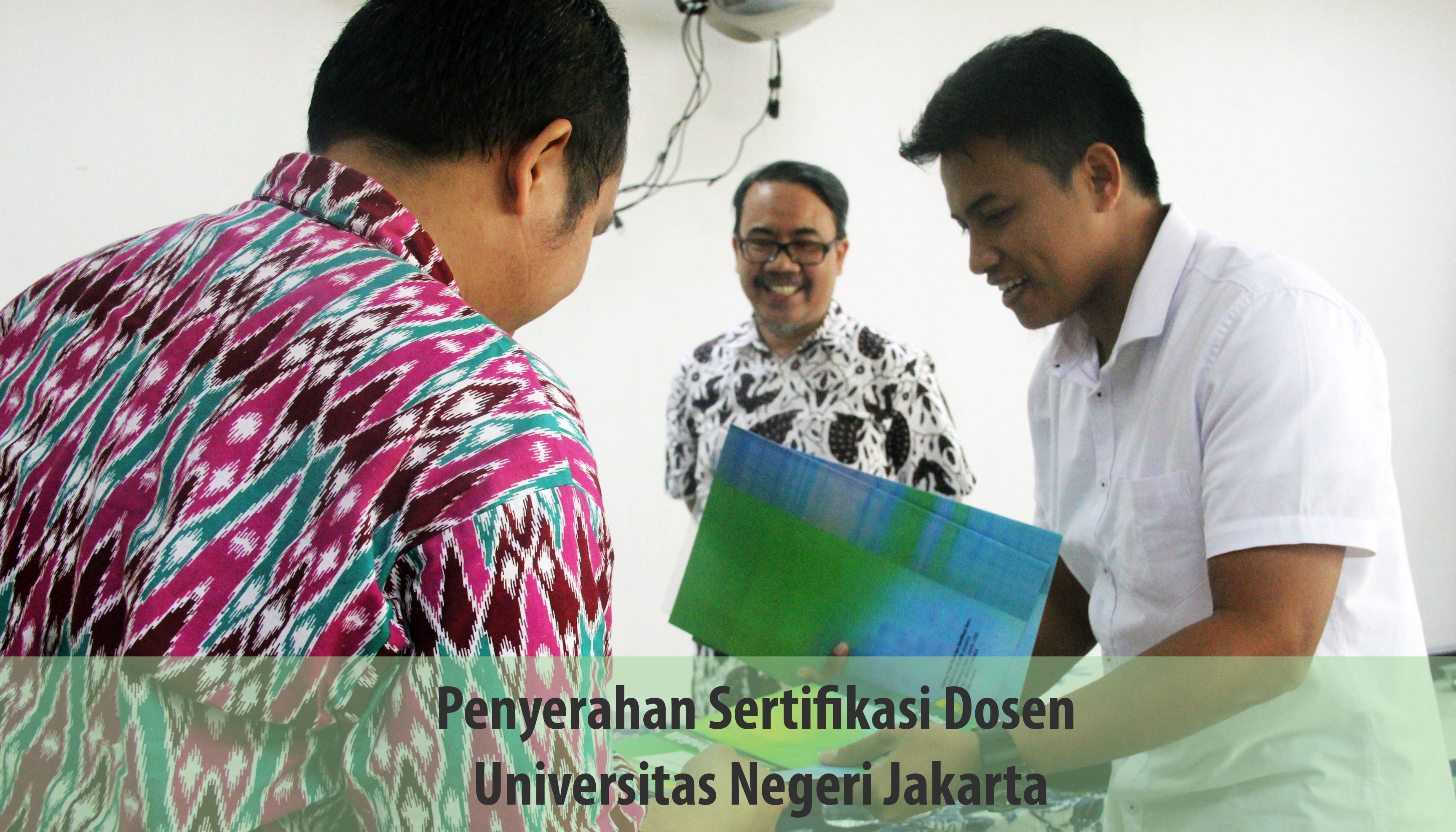 Penyerahan Sertifikat Dosen Universitas Negeri Jakarta