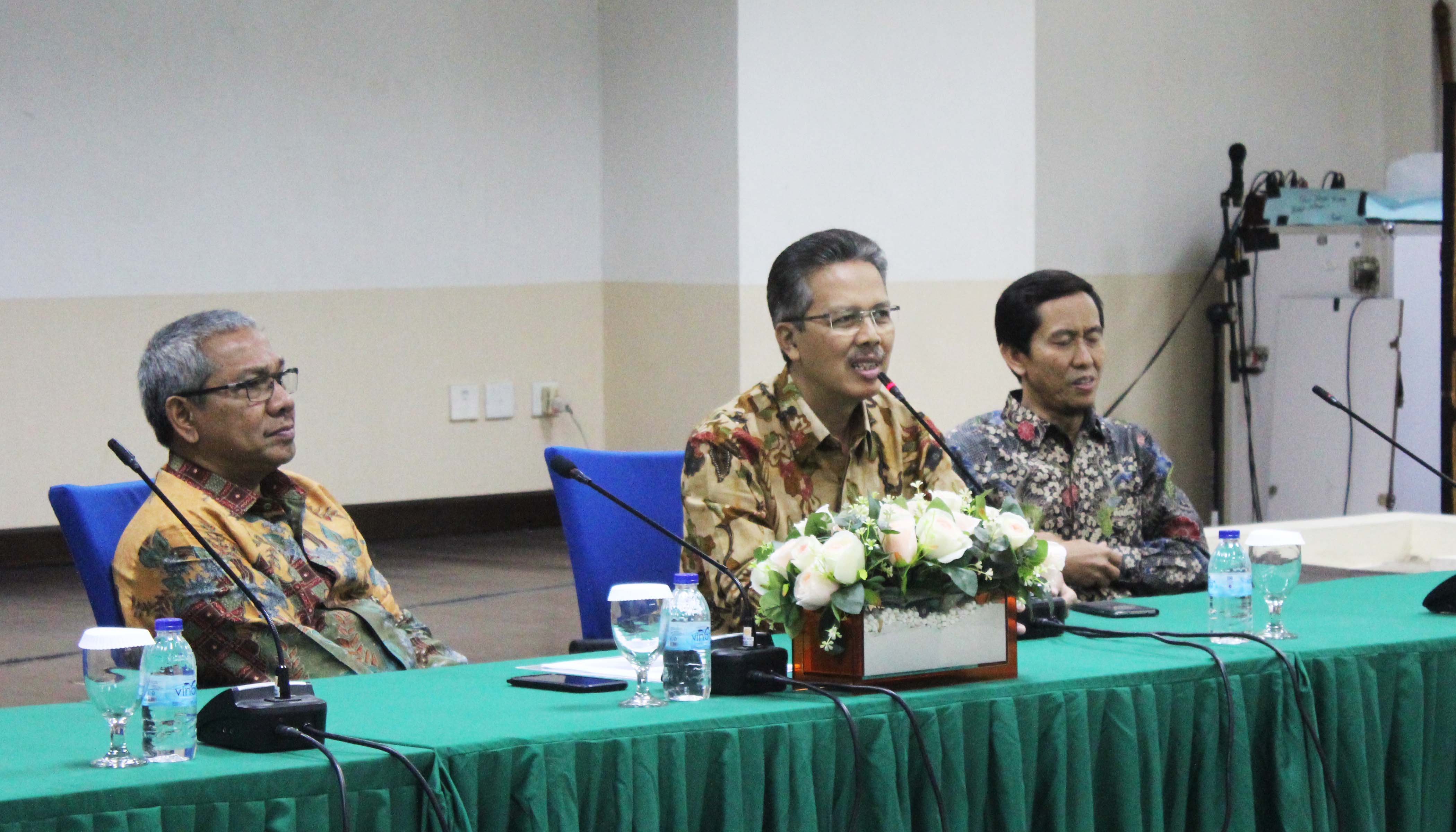 pembukaan kegiatan “Pelatihan Applied Aproach” dan “Pembinaan Kompetensi Dosen Muda” UNJ